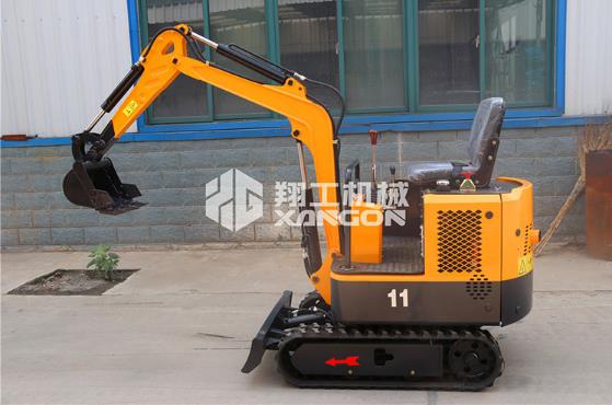 小型挖掘機