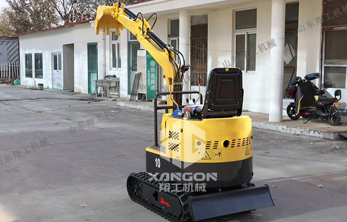 小型挖掘機